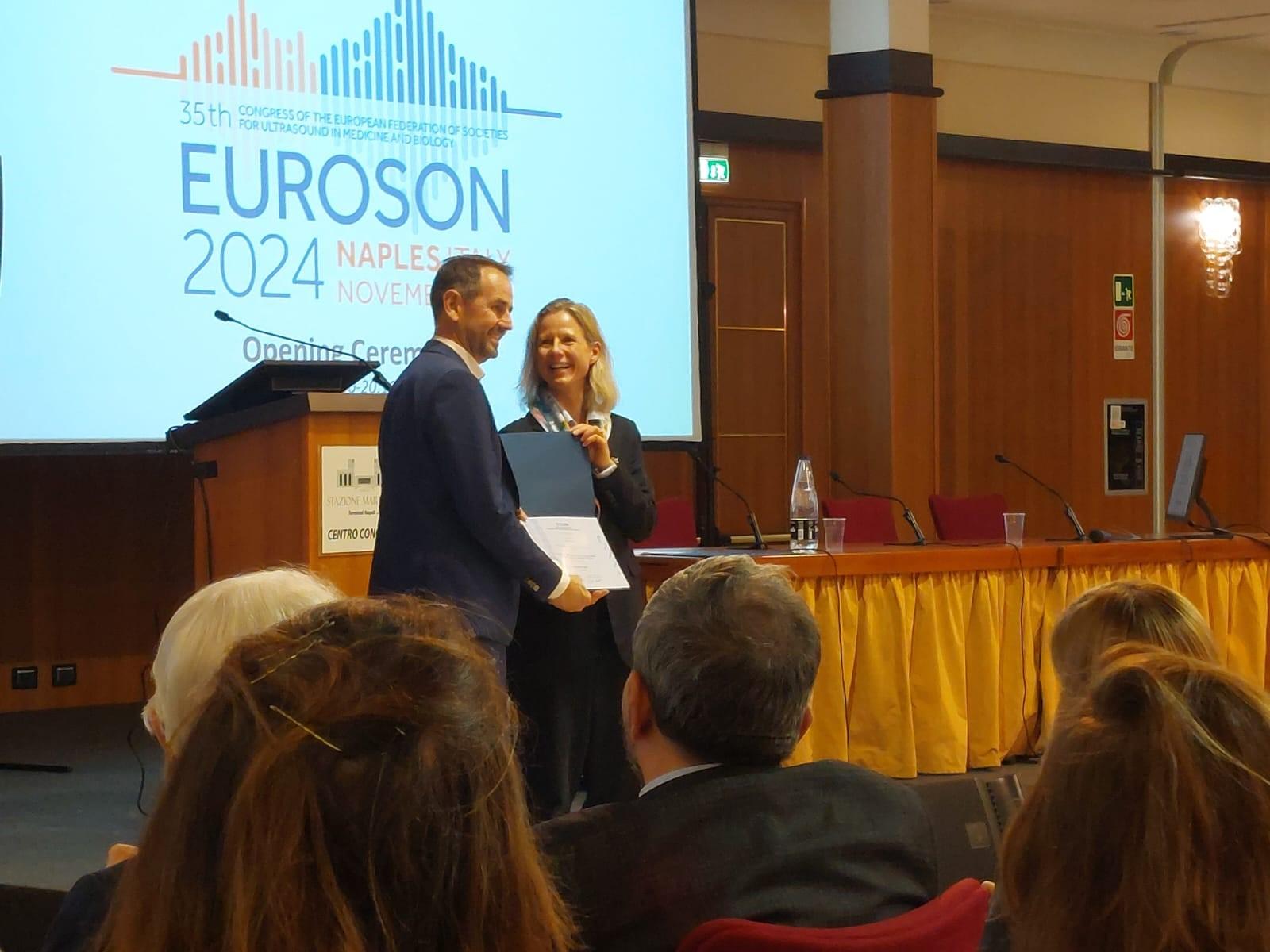 Chris de Korte receives the award during the Euroson Congress in Napels