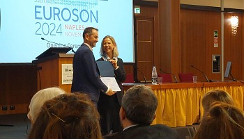 Chris de Korte receives the award during the Euroson Congress in Napels